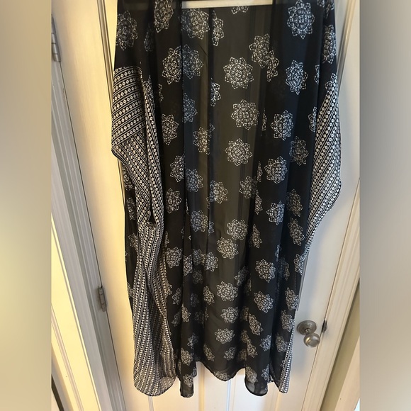 Lane Bryant sheer patterned short sleeve kimono - Picture 4 of 7